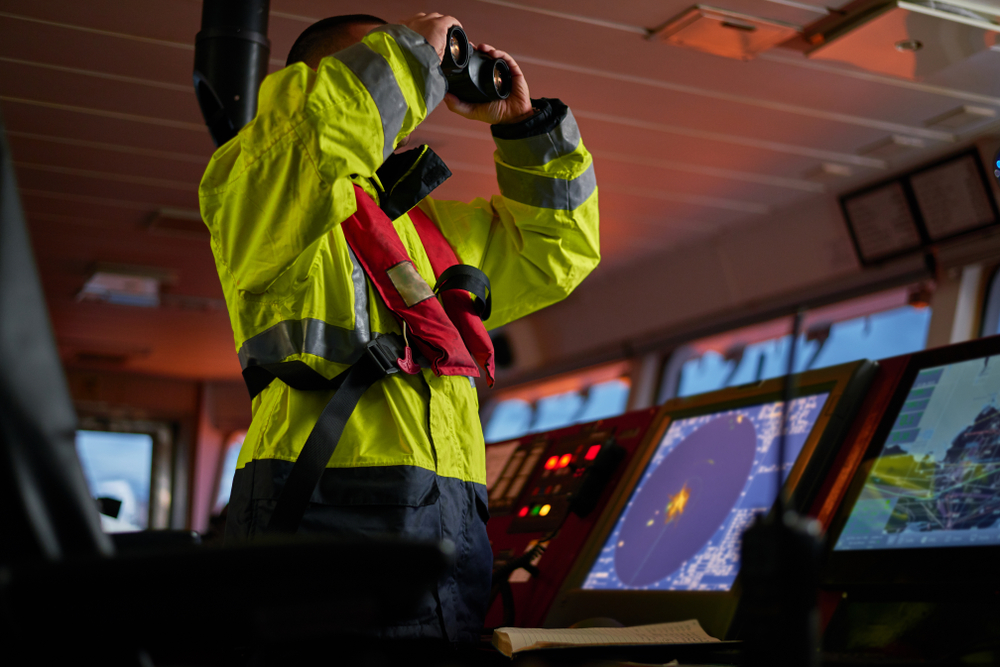 無線レーダーで海上の安全を確認する海上無線通信士