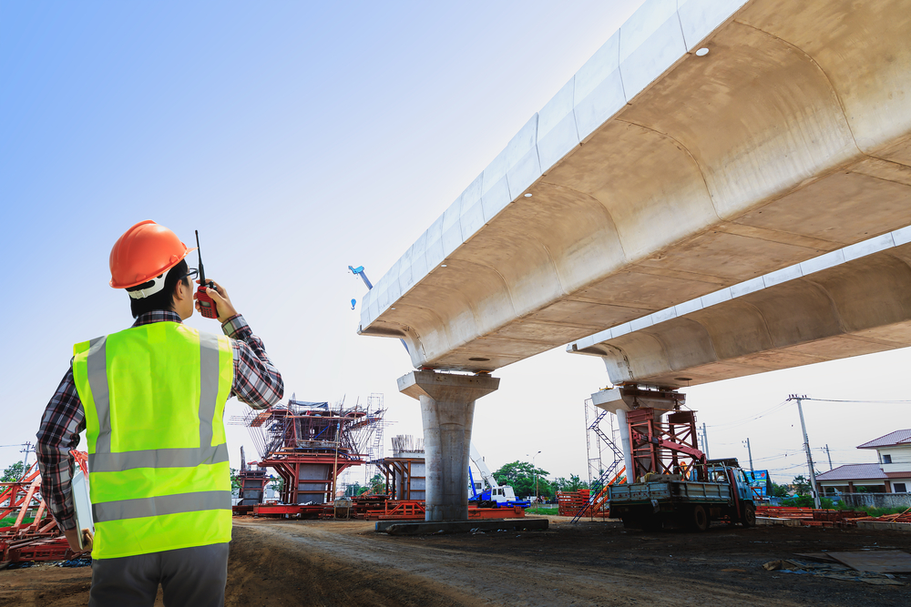 大規模なインフラ工事（高速道路架橋）を取り仕切る土木施工管理技士
